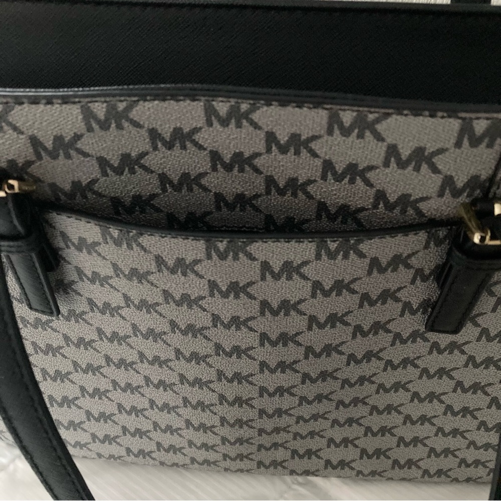 Michael Kors Jet Set Travel Tote - Picture 6 of 14